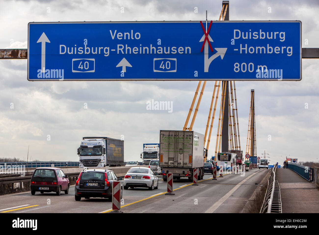 A40-Autobahnbrücke über den Rhein Risse Duisburg, Stahl Schrägseilbrücke, mit bedeutenden Brücke Schäden im Strahl Stockfoto