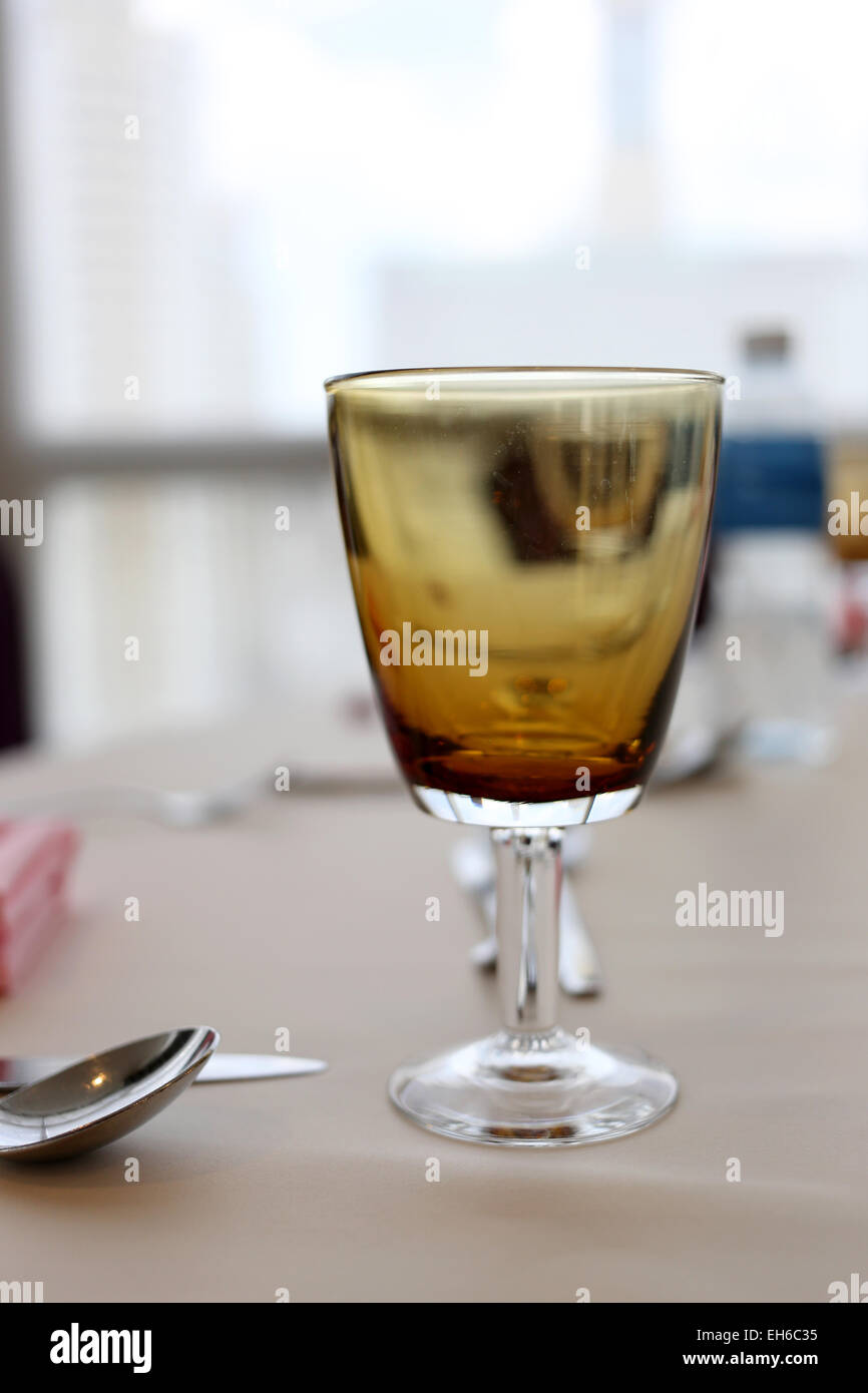 Glas auf das Geschirr im Restaurant. Stockfoto
