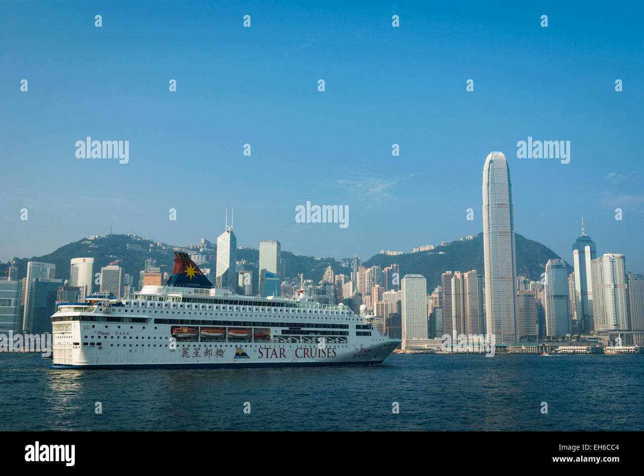 Kreuzfahrt-Schiff im Hafen von Hong Kong betrachtet von Tsim Sha Tsui Promenade Stockfoto