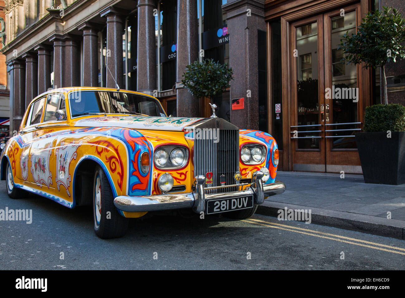 'The Beatles' John Lennon Replik Custom Psychedelic Yellow White Rolls Royce A Hard Day’s Night Hotel, gelegen an der North John Street, Liverpool, Großbritannien Stockfoto
