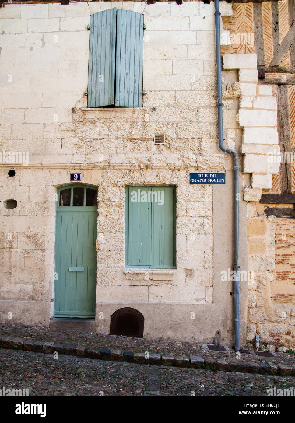 Haustür und geschlossenen Fensterläden in Bergerac, Frankreich Stockfoto