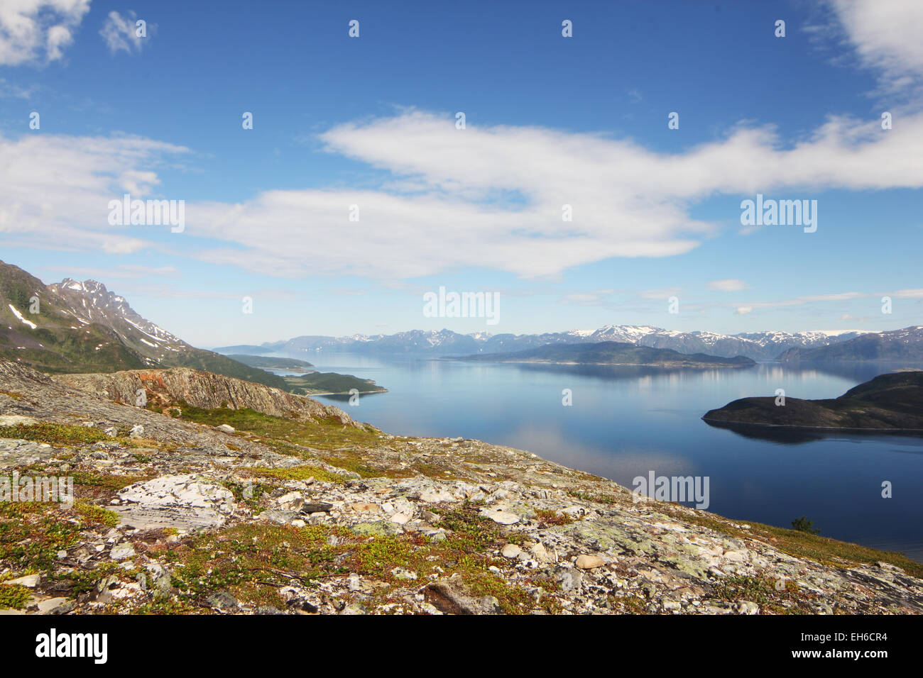 Malerische Panorama der Fjord auf in Nordnorwegen an sonnigen Sommertag Stockfoto