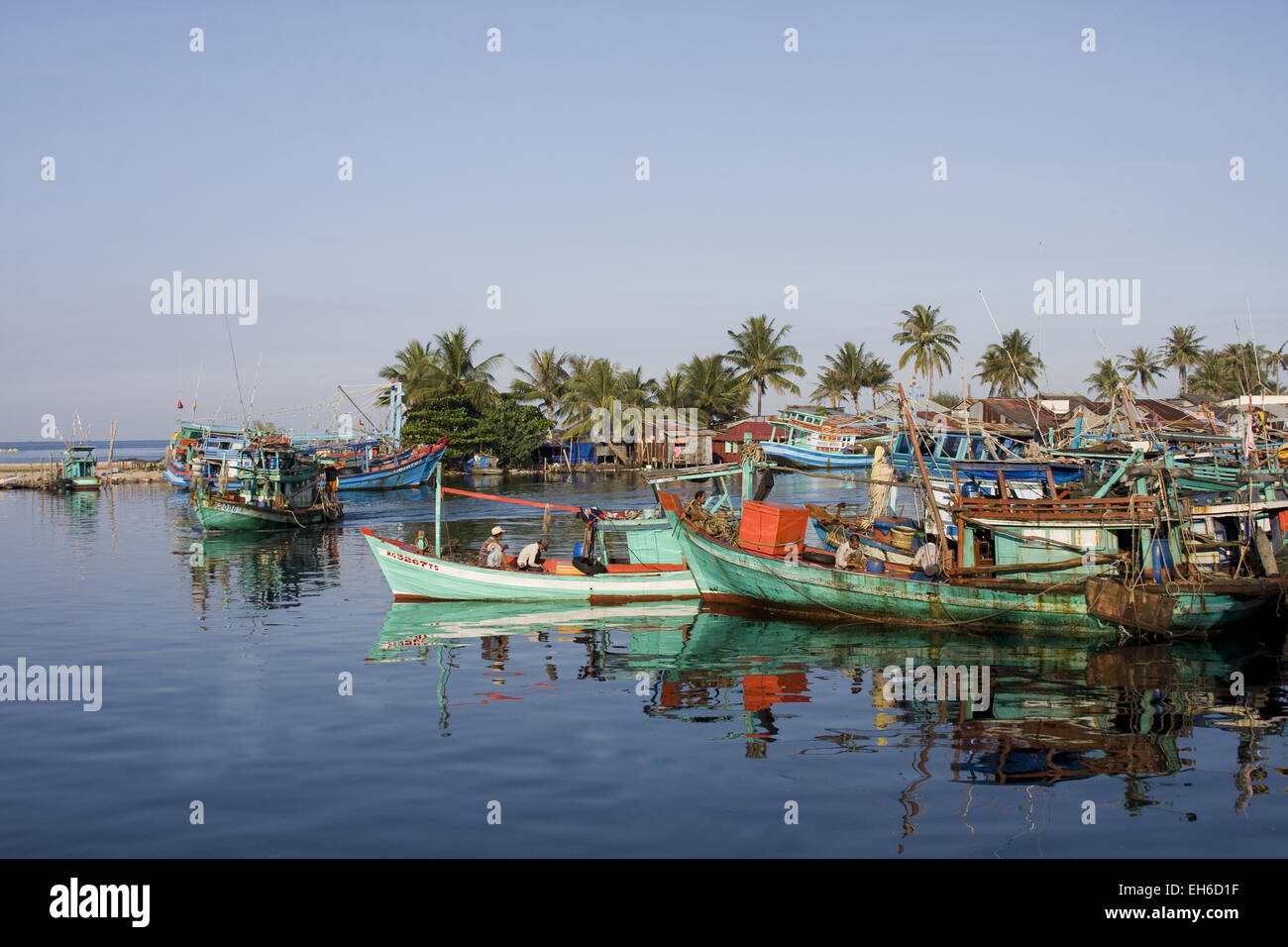 Hafeneinfahrt mit Leuchtturm von Duong Dong Stadt auf der Insel Phu Quoc, Vietnam, Südostasien Stockfoto