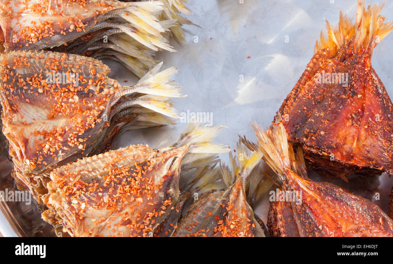 Eine Menge von marinierten Fisch auf einem Markt Stockfoto