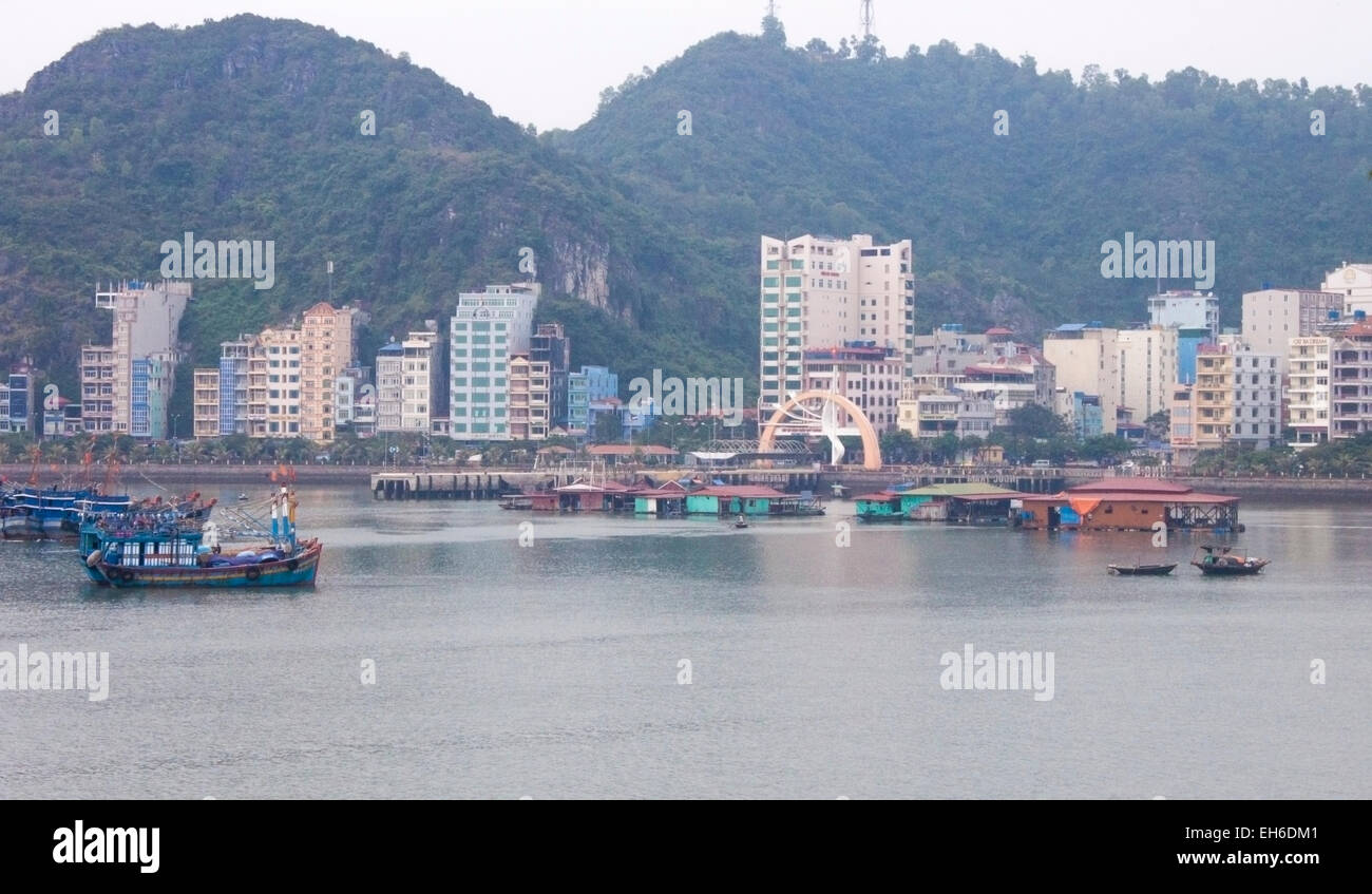 Die Stadt auf der Insel Cat Ba in Vietnam Stockfoto