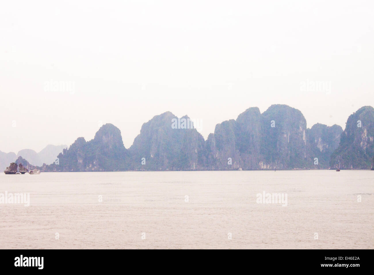 Halong-Bucht in Vietnam, an einem bewölkten Tag Stockfoto