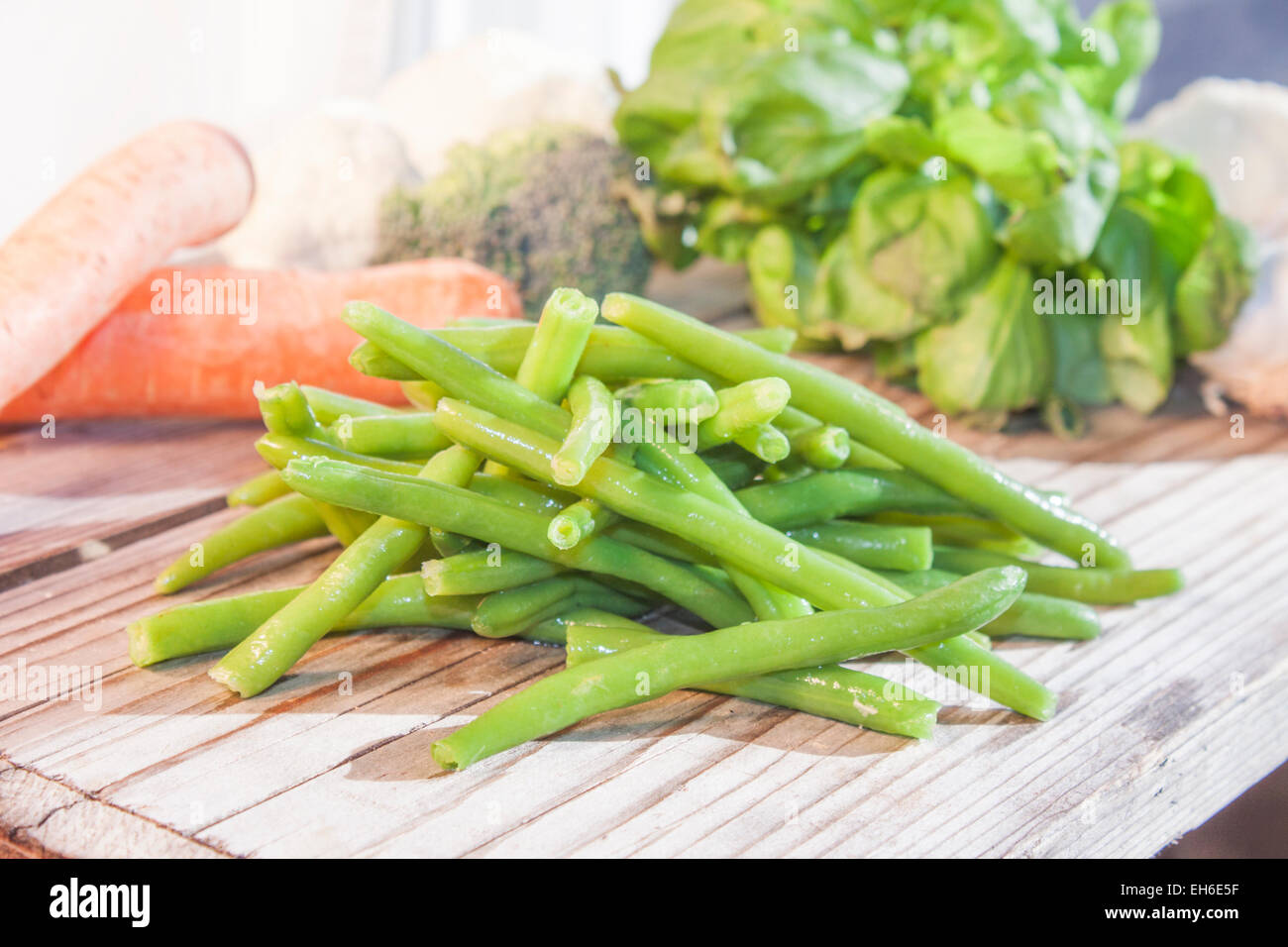 Ein Haufen von grünen Bohnen, vor anderen Gemüse Stockfoto