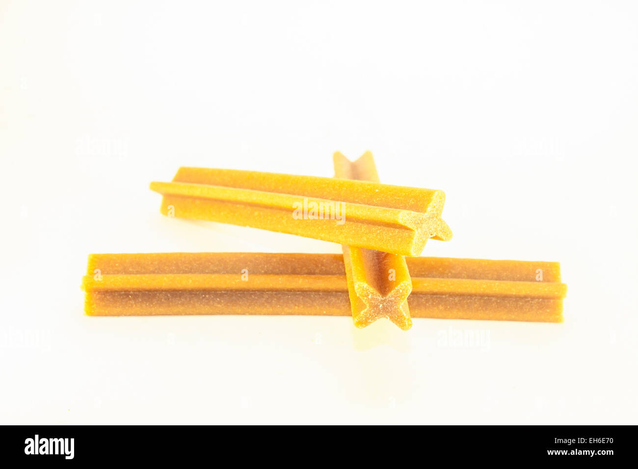Ein Haufen von Braun dental Sticks, isoliert auf weißem Hintergrund Stockfoto