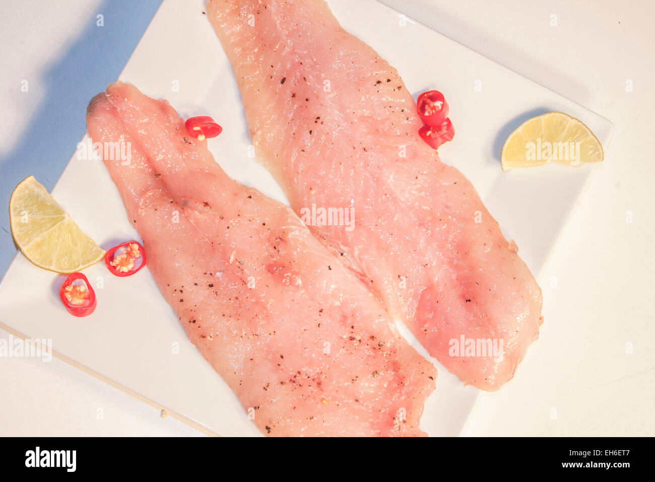 Rohen Zander, Chili und Limette. Auf einem weißen Teller Stockfoto