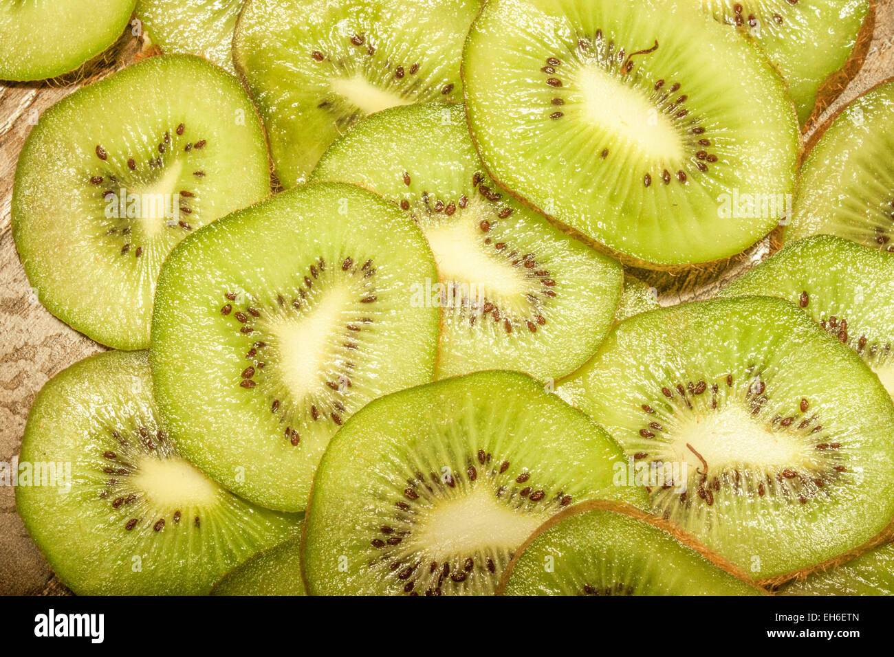 Grüne Kiwi Frucht Hintergrundinformationen, hölzernen Boden Stockfoto