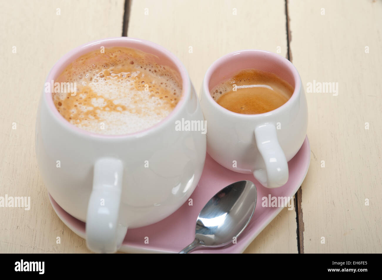 Espressokaffee serviert auf einem Teller rosa Herzform Stockfoto