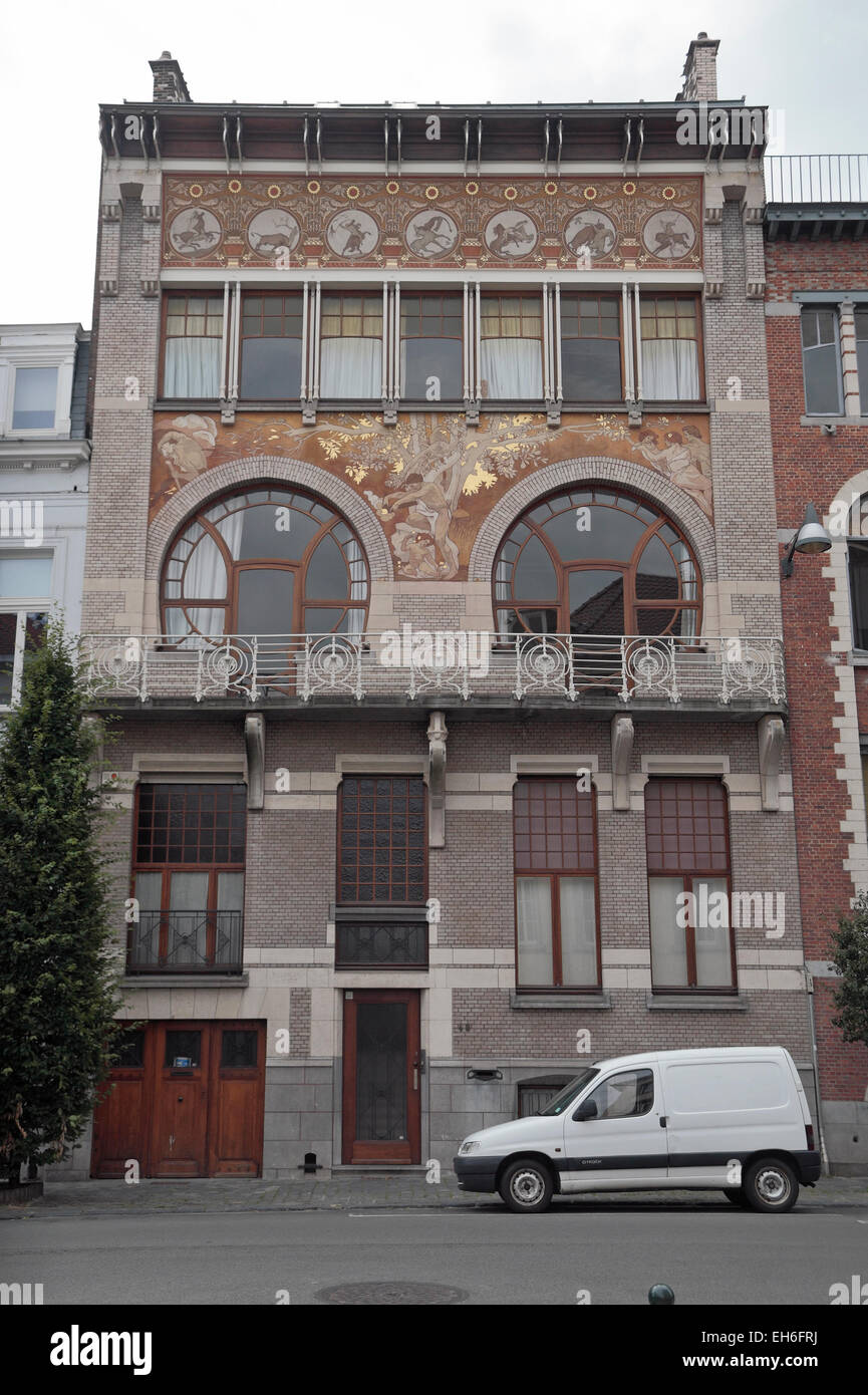 Nr. 48, Rue Defacqz, entworfen von Paul Hankar, zwei der vielen Jugendstil-Gebäude in Brüssel, Belgien. Stockfoto
