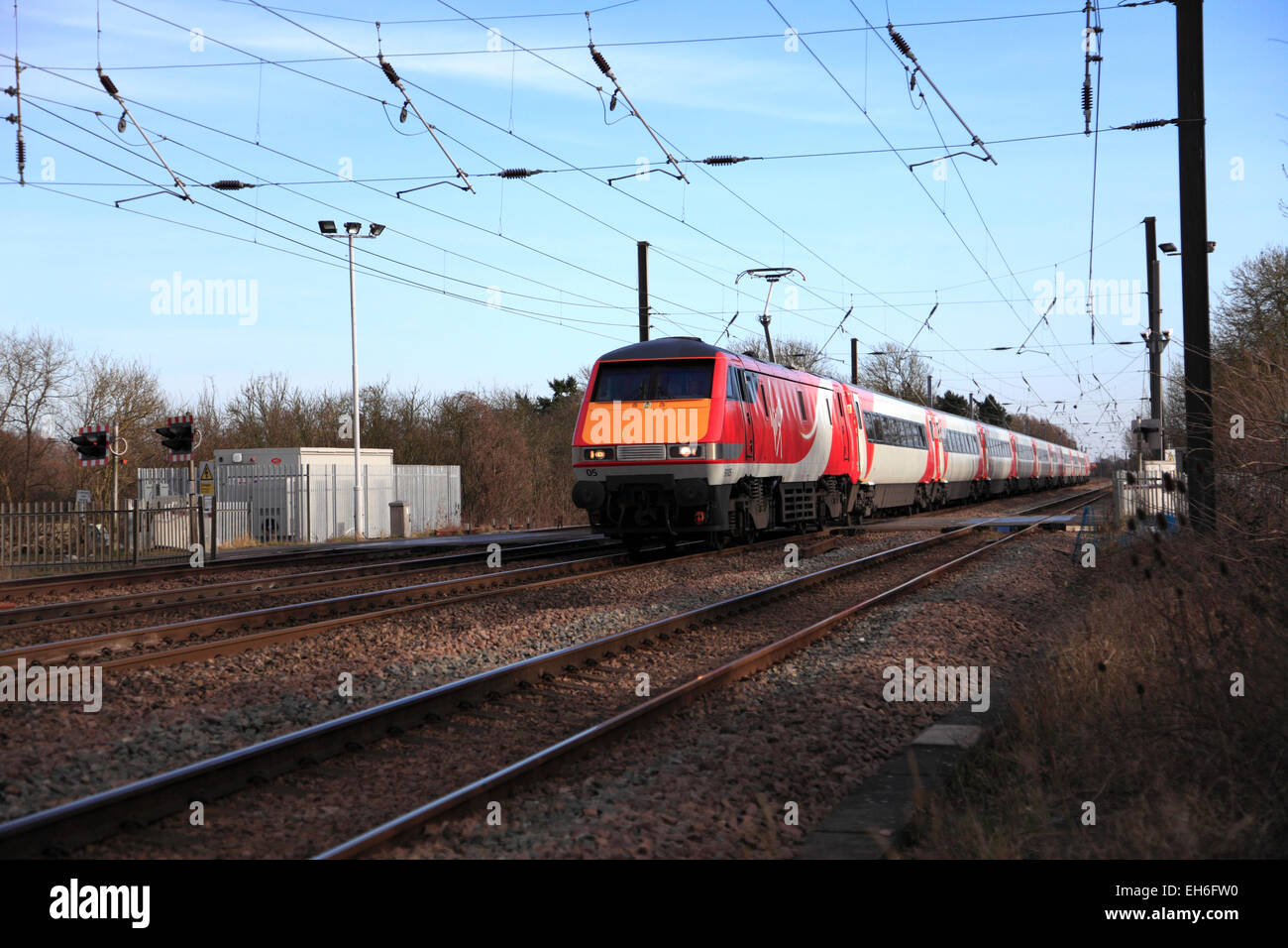 91105 Virgin Trains Betriebsgesellschaft, Klasse 91 elektrischer Hochgeschwindigkeitszug, East Coast Main Line Railway, Peterborough, Cambridge Stockfoto