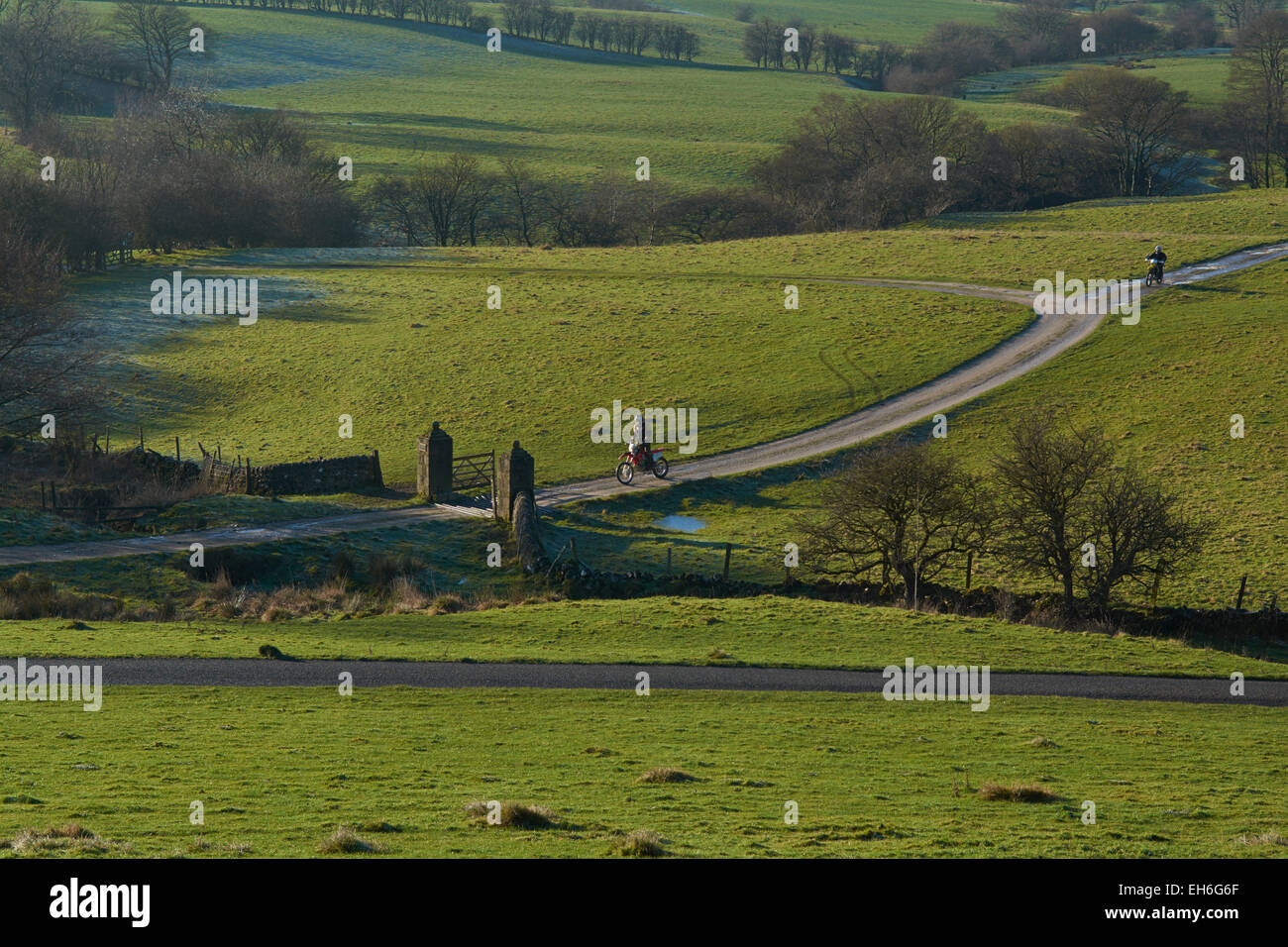 Motorcross Biker - Fresser-Brücke, Peak District, England, Vereinigtes Königreich Stockfoto