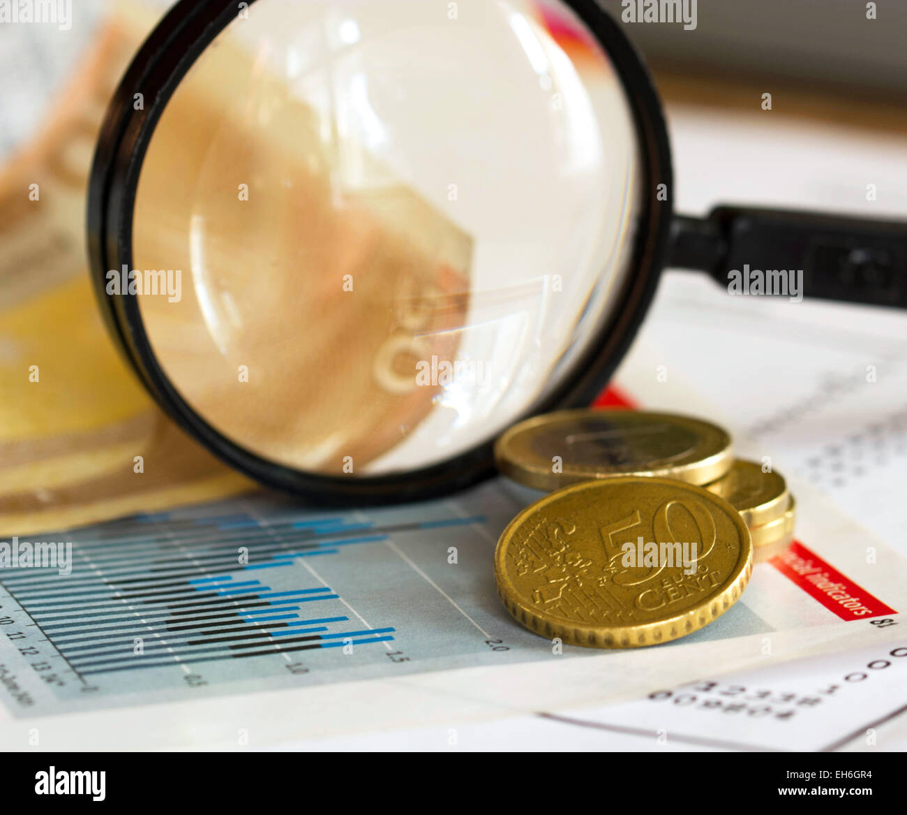 Preisindex Graph Lupe und Euro-Währung Stockfoto