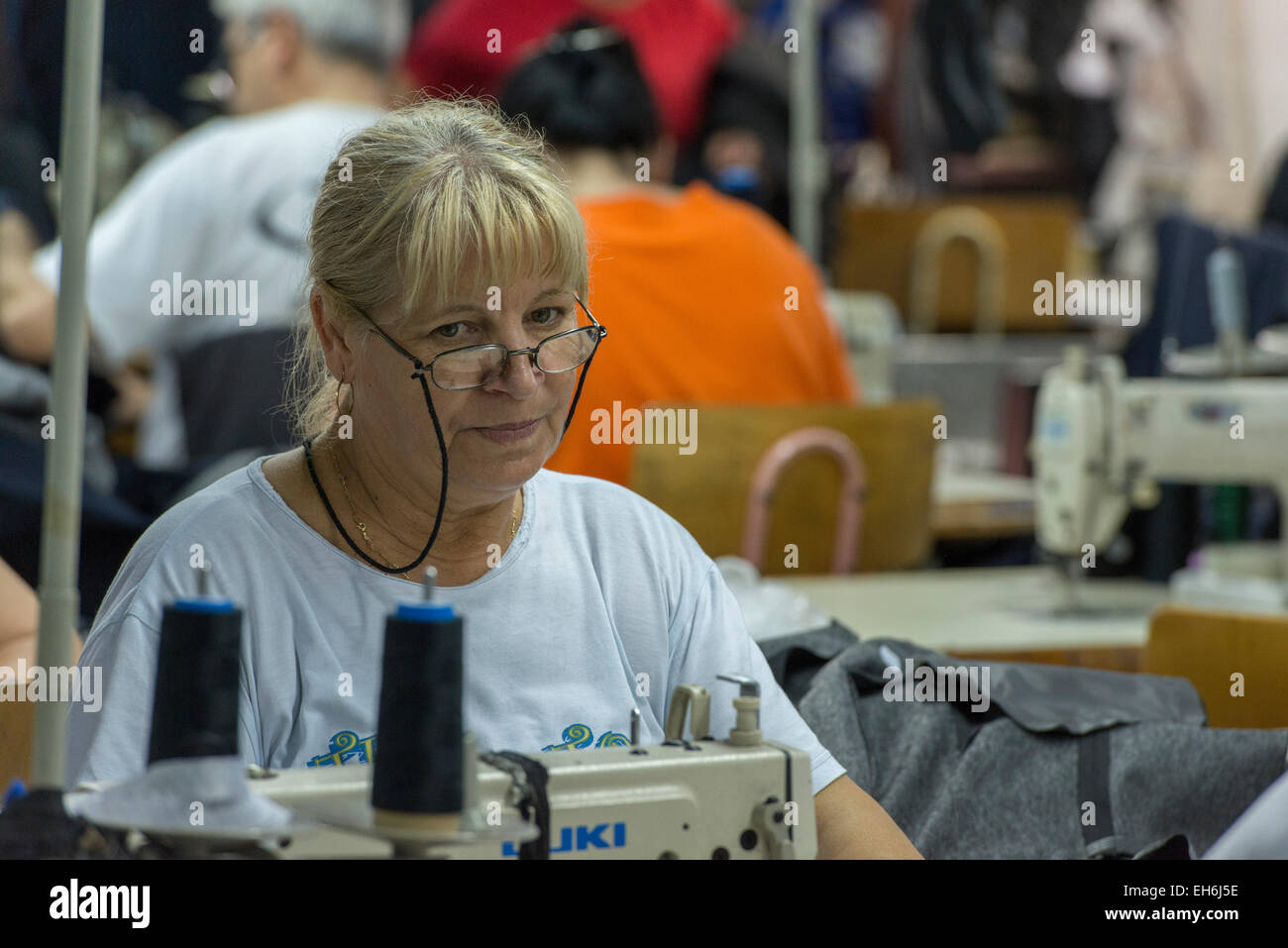 Arbeitnehmerin nähen, Astibo Kleidfabrik, Štip Stockfoto