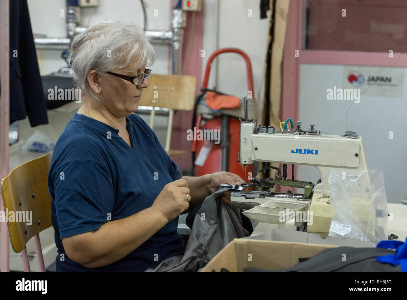 Arbeitnehmerin nähen, Astibo Kleidfabrik, Štip Stockfoto