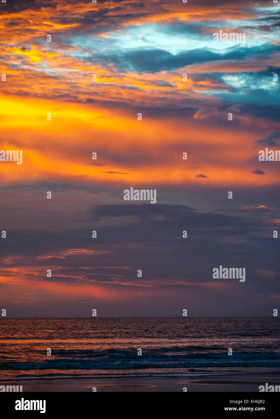 Indien, Goa. Erstaunlich, weltberühmte Sonnenuntergang am Strand Colva. Mitte November, kurz nach der Regenzeit. Stockfoto