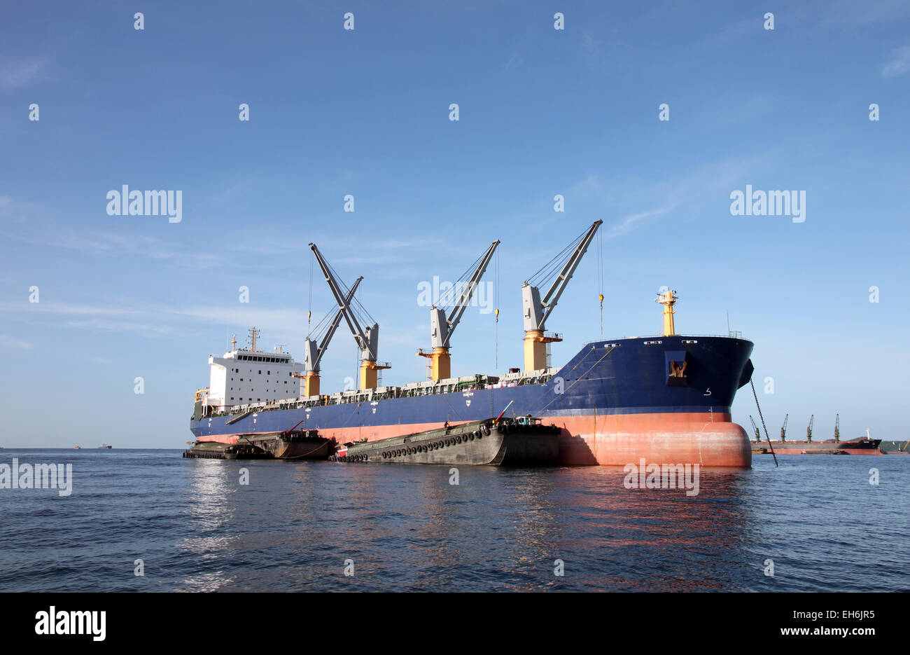 Frachtschiff im Meer. Stockfoto