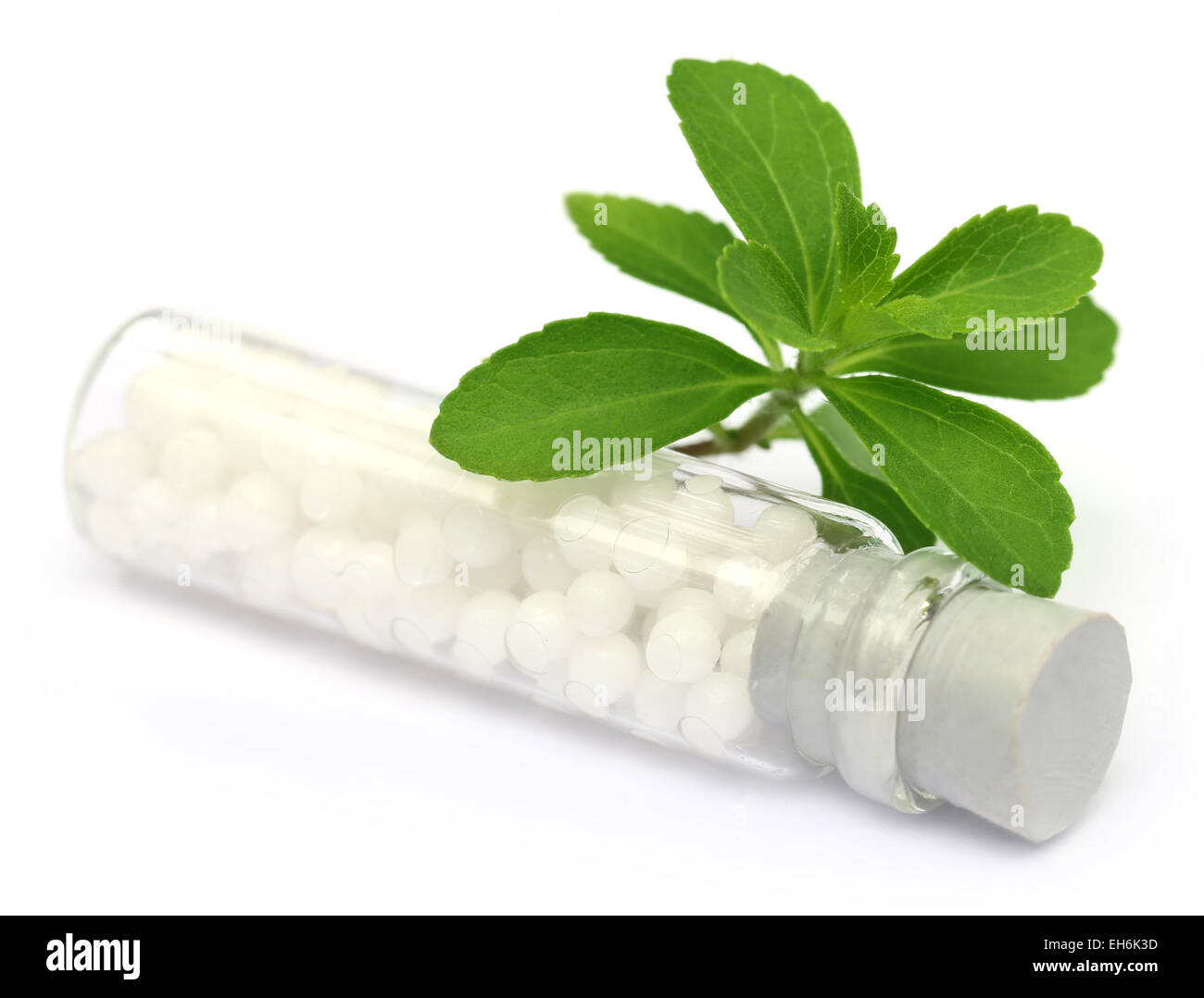 Homöopathische Globuli mit Stevia auf weißem Hintergrund Stockfoto