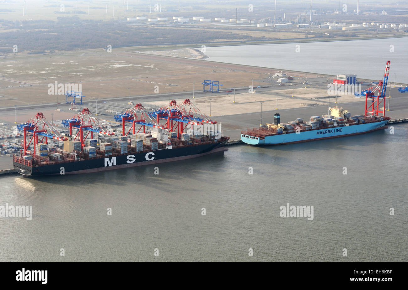 Wilhelmshaven, Deutschland. 7. März 2015. Die weltweit größte Containerschiff "MSC-Oscar" vor Anker und Entladen an der Pier des JadeWeserPort in Wilhelmshaven, Deutschland, 7. März 2015. Das Containerschiff "Maersk Einhoven" ist auf der rechten Seite. 395, 4 Meter lang und 59 Meter breite Schiff lädt bis zu 19 000 Container und hält sich an Deutschlands nur Tiefsee Hafen entlang der neuen Ost-West-Handel. Foto: INGO WAGNER/Dpa/Alamy Live News Stockfoto