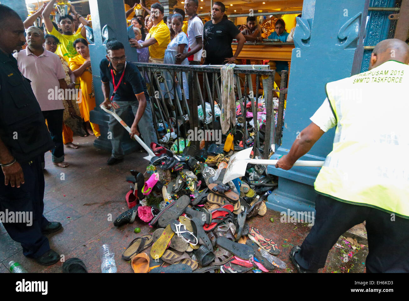 Behörde sind die Pilger am Batu Höhle Tempel, Malaysia während Thaipusam Festival 2015 zurückgebliebene Selipars Schaufeln. Stockfoto