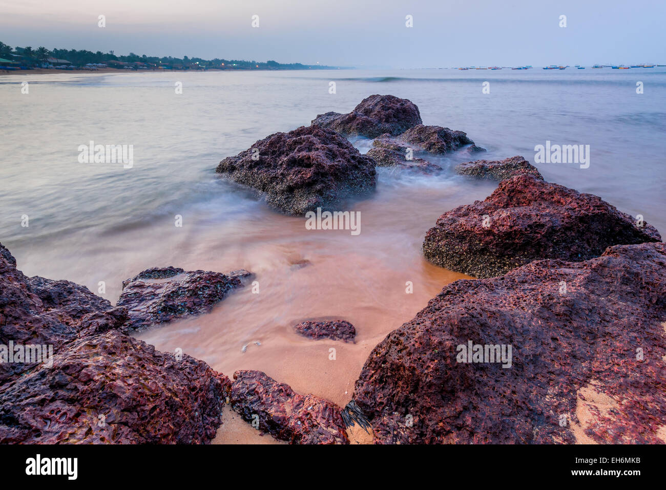 Die aktuellen Meereswellen und schönen Steinen am Ufer Stockfoto