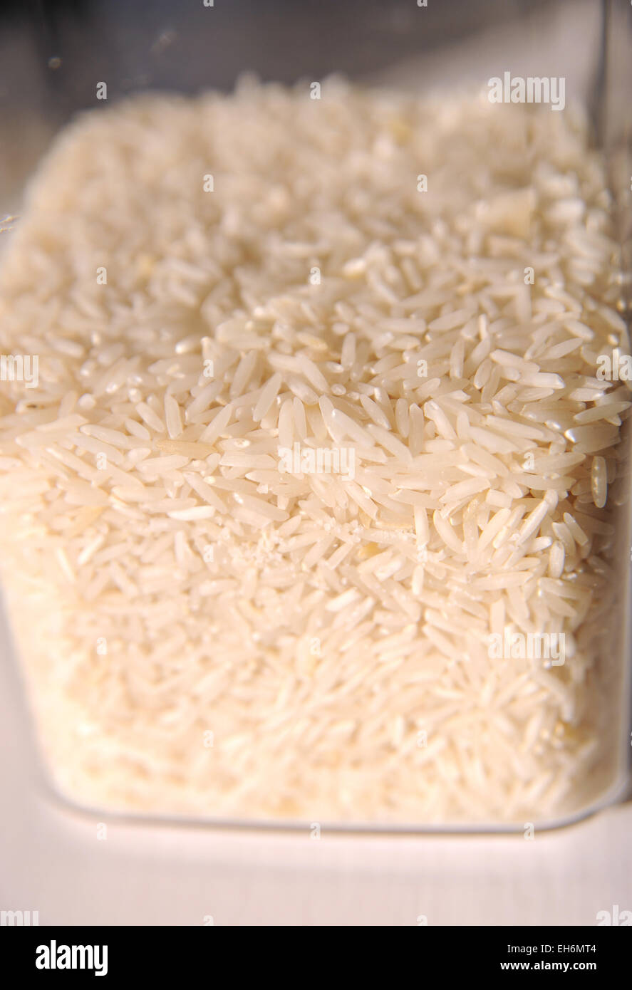 Weißen Basmati-Reis in Behälter für indische und thailändische Küche Stockfoto