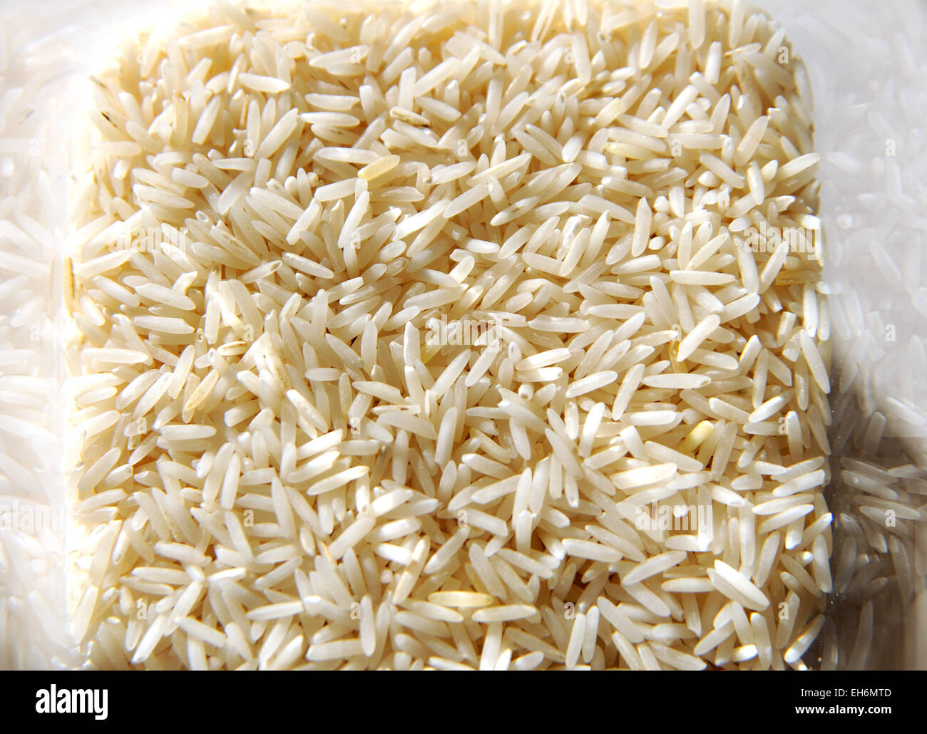 Weißen Basmati-Reis in Behälter für indische und thailändische Küche Stockfoto