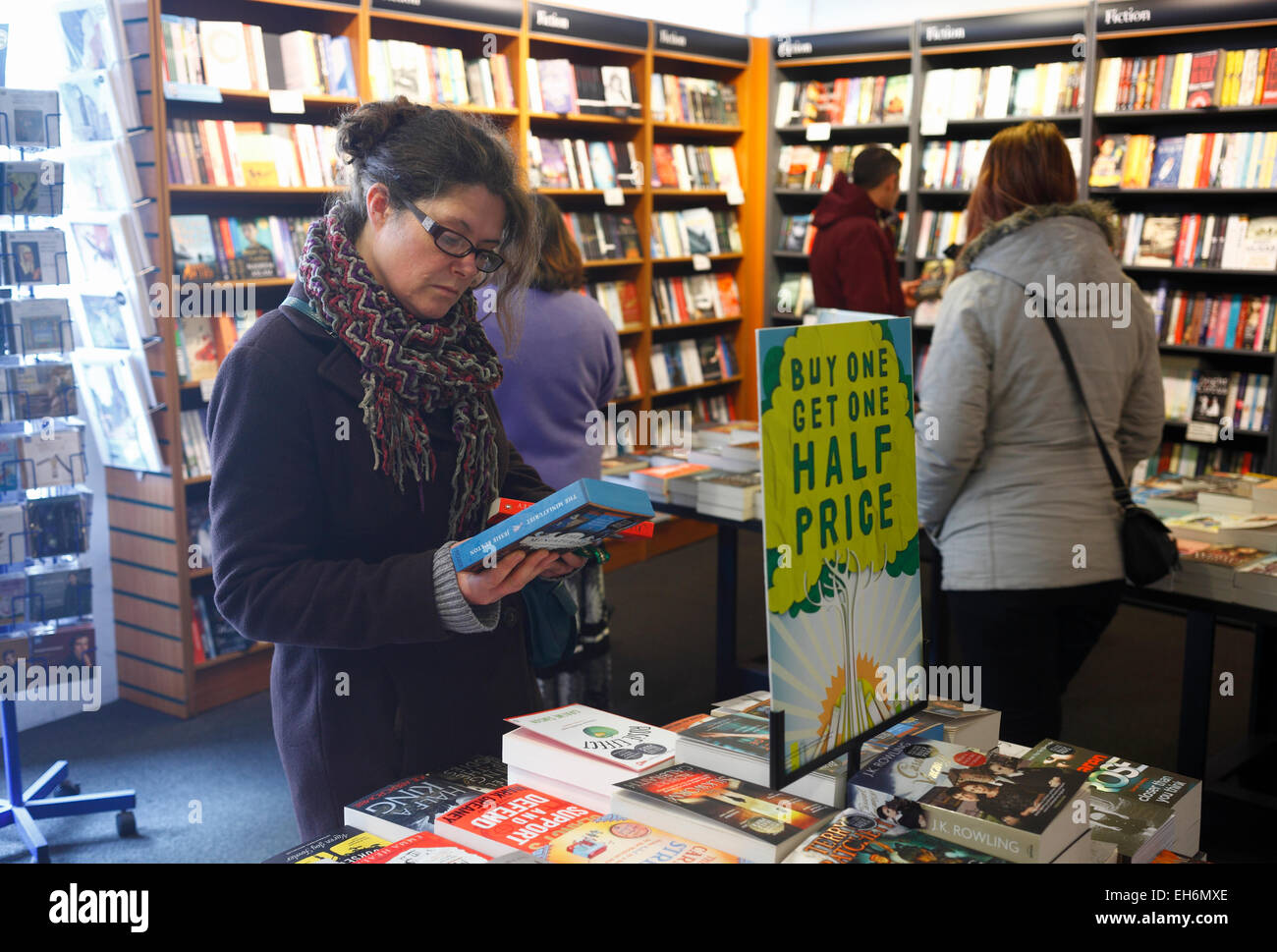 Frau in einem Waterstone Buchhandlung stöbern. Stockfoto