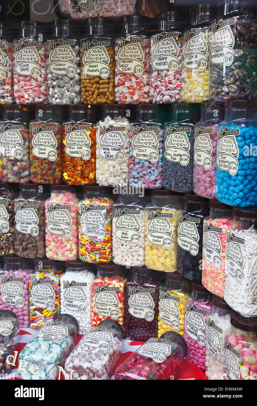 Gläser von Süßigkeiten auf dem Display in einem traditionellen Stil Süßwarenladen. Stockfoto