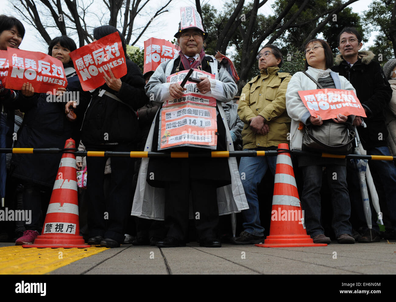 Tokio, Japan. 8. März 2015. Menschen halten Plakate zum protest gegen Atomkraft in Tokio, die Hauptstadt von Japan, am 8. März 2015. Tausende von Menschen nahmen an der Demonstration vor der der vierte Jahrestag der Katastrophe in Tokyo Electric Power Co. Fukushima Dai-Ichi Kernkraftwerken. © Stringer/Xinhua/Alamy Live-Nachrichten Stockfoto