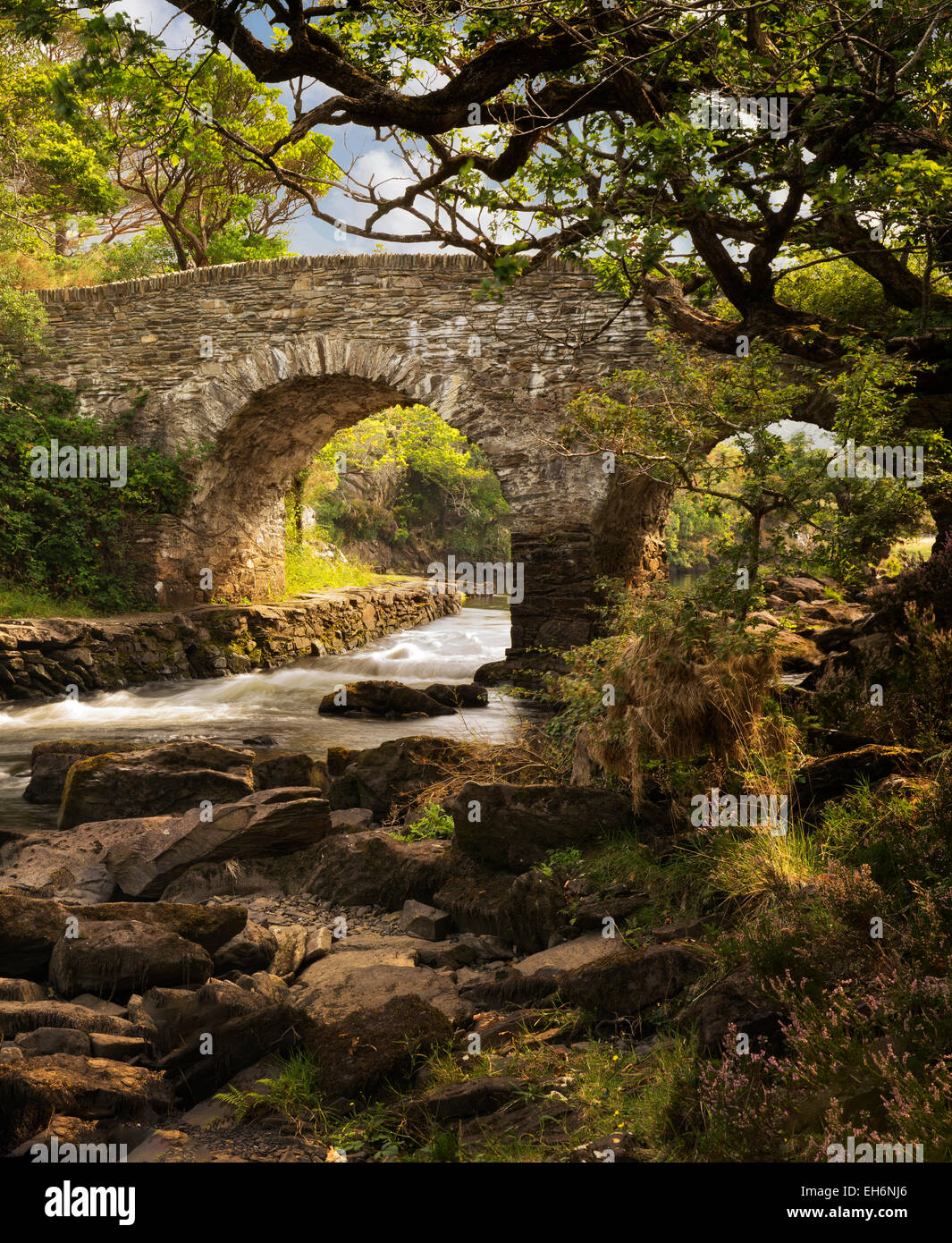 Alte Brücke Wehr. Kilanrney Seen, Gap of Dunloe. Killarney National Park, Irland Stockfoto