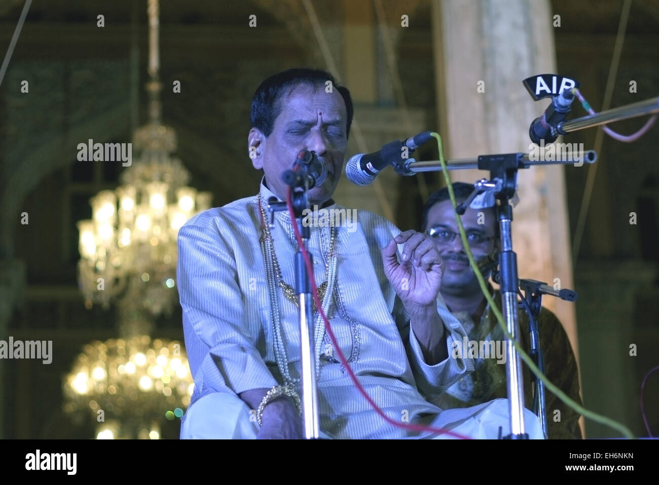 Dr.M.Balamurali Krishna Carnatic Sänger und Sängerin führen im Chowmahalla Palace auf April 18,2012 in Hyderabad, Ap, Indien. Stockfoto