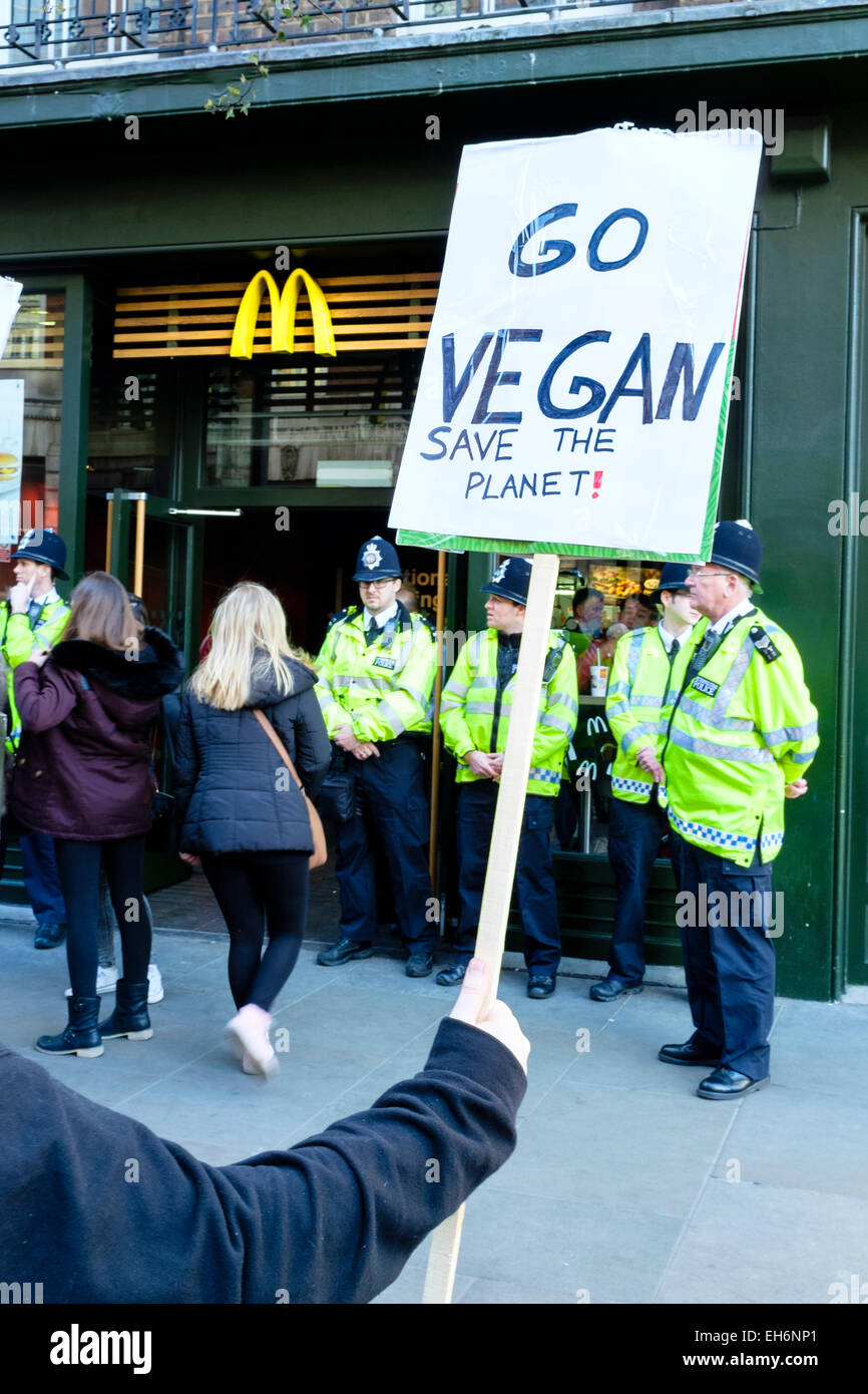 London, Großbritannien. 7. März, 2015 "Zeit zum Handeln". Im Bild: Metropolitan Polizei stand auf Aufgabe außerhalb McDonald's Restaurant als anti-Fleisch Demonstranten während der Klimawandel März in London Pass. Stockfoto