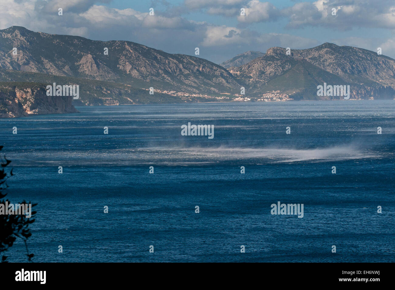 Cala Gonone, Dorgali, Sardinien, Italien, 10/2009. Mistral-Wind-Sturm auf dem Meer entlang der Küste in der Nähe von Cala Luna beach Stockfoto