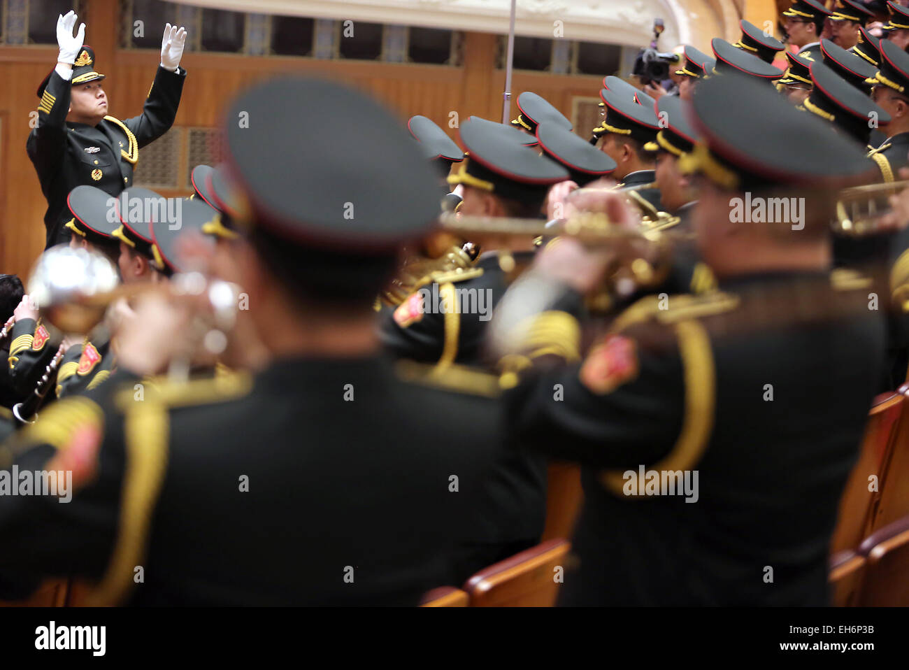 Peking, China. 3. März 2015. Chinas nationale Militärkapelle spielt die Nationalhymne bei der Eröffnungssitzung des jährlichen Chinesen Beratenden Konferenz (CPPCC) in der großen Halle des Volkes in Peking am 3. März 2015 statt. Unbeeindruckt von den Druck auf des Landes Verlangsamung Wirtschaft, chinesische Führer zu weiteren Bemühungen zu helfen, wirtschaftliche Reformen voraus zugesagt. © Stephen Rasierer/ZUMA Draht/Alamy Live-Nachrichten Stockfoto