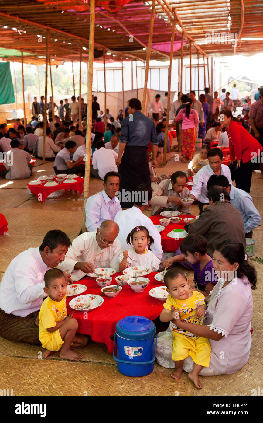 Burmesische asiatischen Familie essen eine Mahlzeit bei einem feierlichen Anlass, Inle-See, Myanmar (Burma), Asien Stockfoto