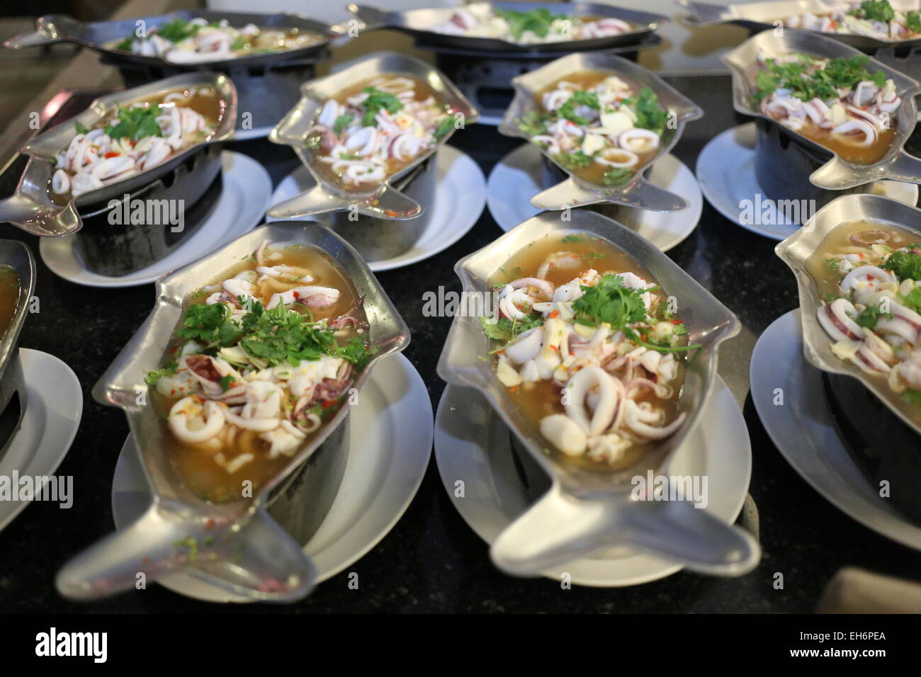 Tintenfisch-Suppe auf die vorbereiteten Auflauf in Restaurants serviert. Stockfoto