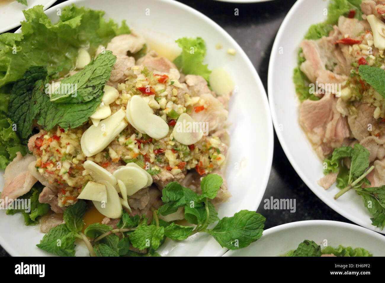 Saures Schweinefleisch Salat ist die lokale Küche von Thailand. Stockfoto