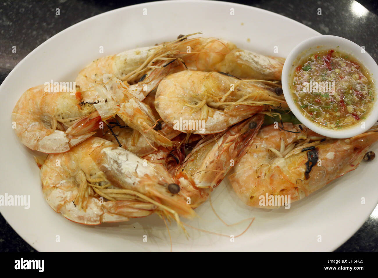 Gegrillte Garnelen Meeresfrüchte in Schale auf der Lebensmittel-Tabelle. Stockfoto