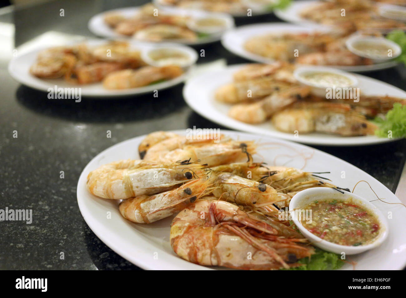 Gegrillte Garnelen Meeresfrüchte in Schale auf der Lebensmittel-Tabelle. Stockfoto