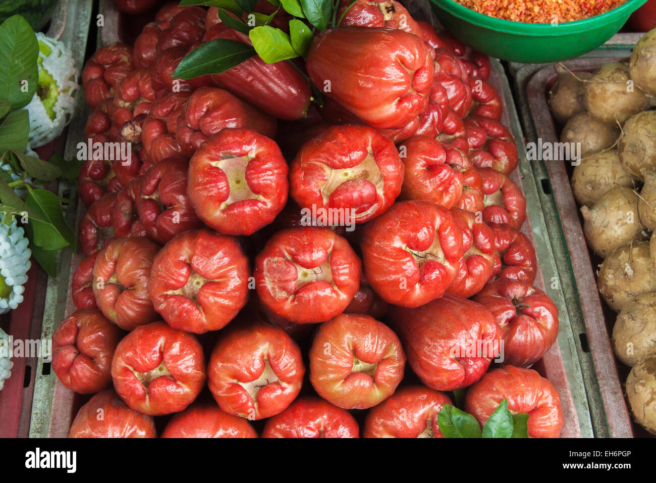 Viele rote Java Äpfel auf einem Markt in Ho-Chi-Minh-Stadt in Vietnam Stockfoto