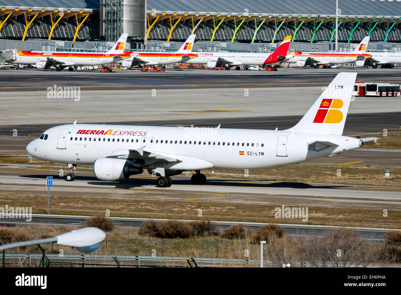 Iberia Express Airbus A320 taxis zum Terminal am Flughafen Madrid. Stockfoto