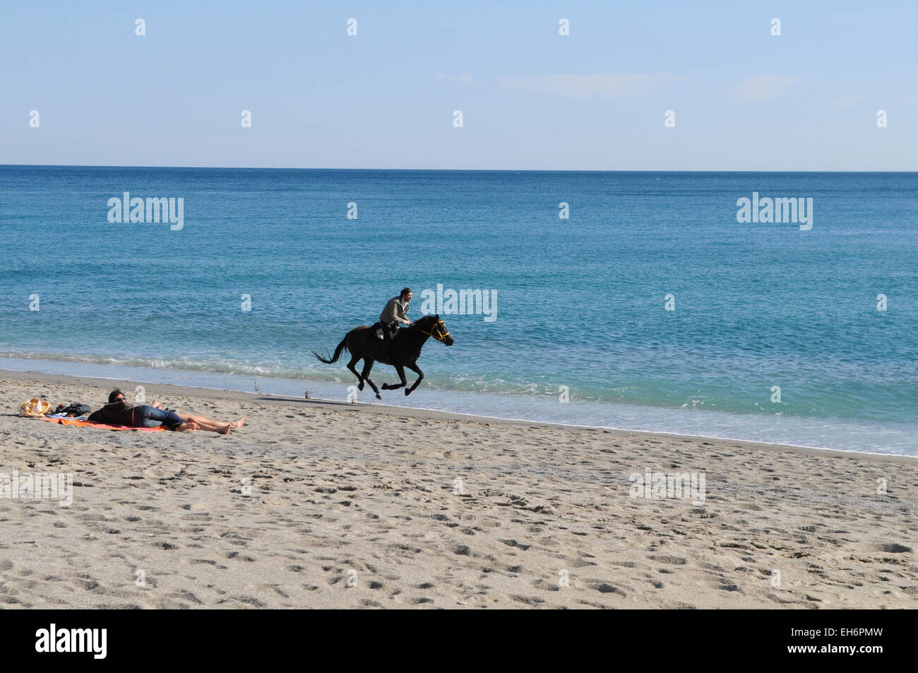 die Fahrt von einem Pferd am Strand von Varigotti Stockfoto