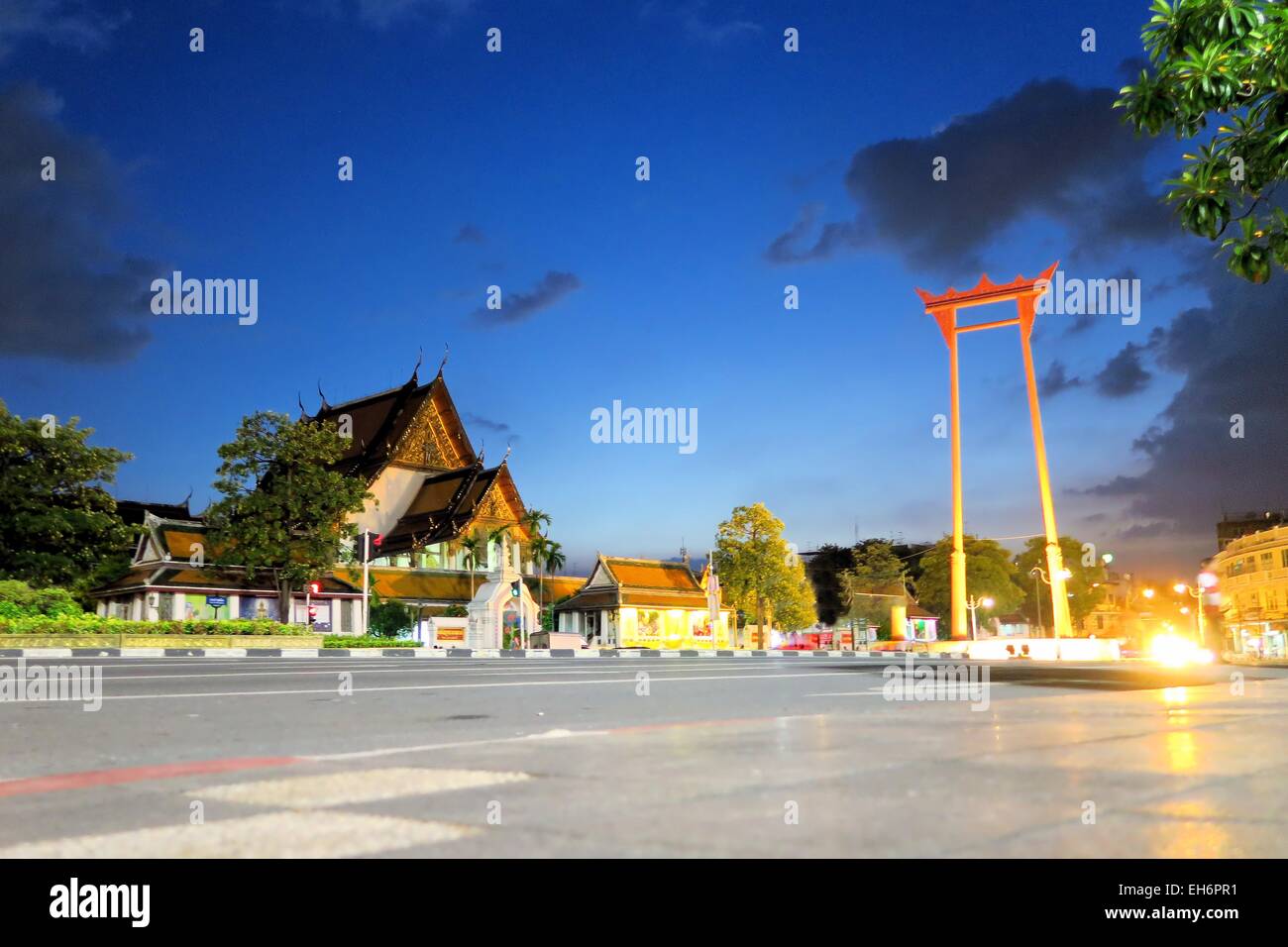 Riesenschaukel und Suthat Tempel, Bangkok, Thailand Stockfoto