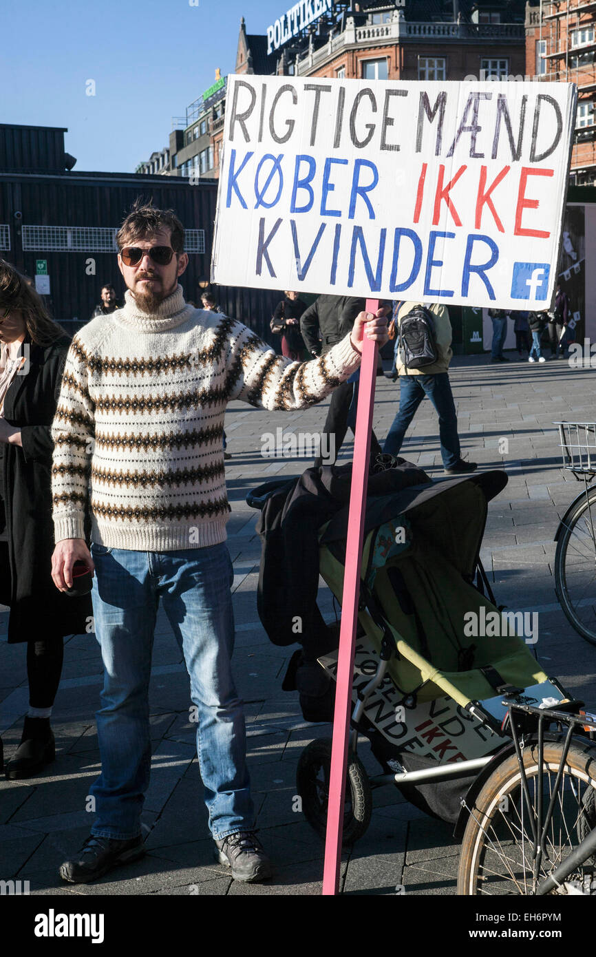 Kopenhagen, Dänemark. 8. März 2015. "Echte Männer kaufen keine Frauen" liest dieses Zeichen aus der Rallye in der Feier in Kopenhagen von der internationalen Frauen Tag Credit: OJPHOTOS/Alamy Live News Stockfoto