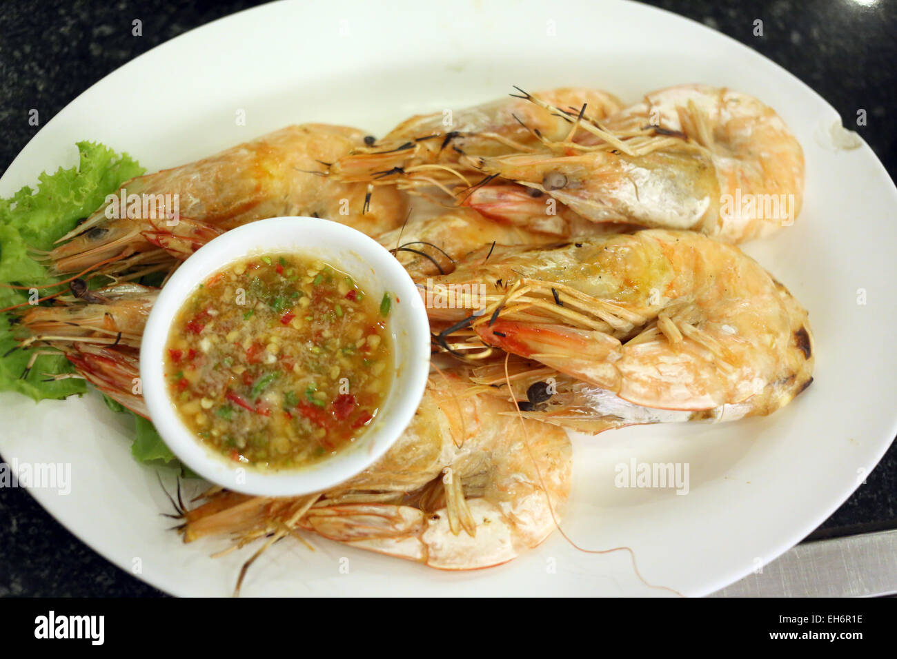 Gegrillte Garnelen Meeresfrüchte in Schale auf der Lebensmittel-Tabelle. Stockfoto