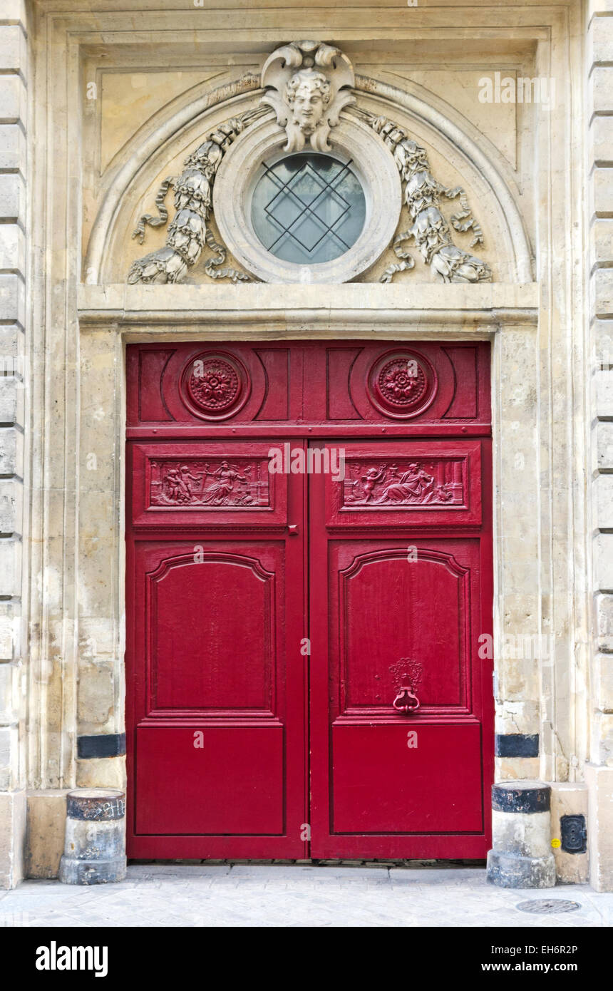 Die kunstvoll geschnitzten, leuchtenden rote Türen des Hôtel de Villeflix, Rue des Archives, Paris. Stockfoto