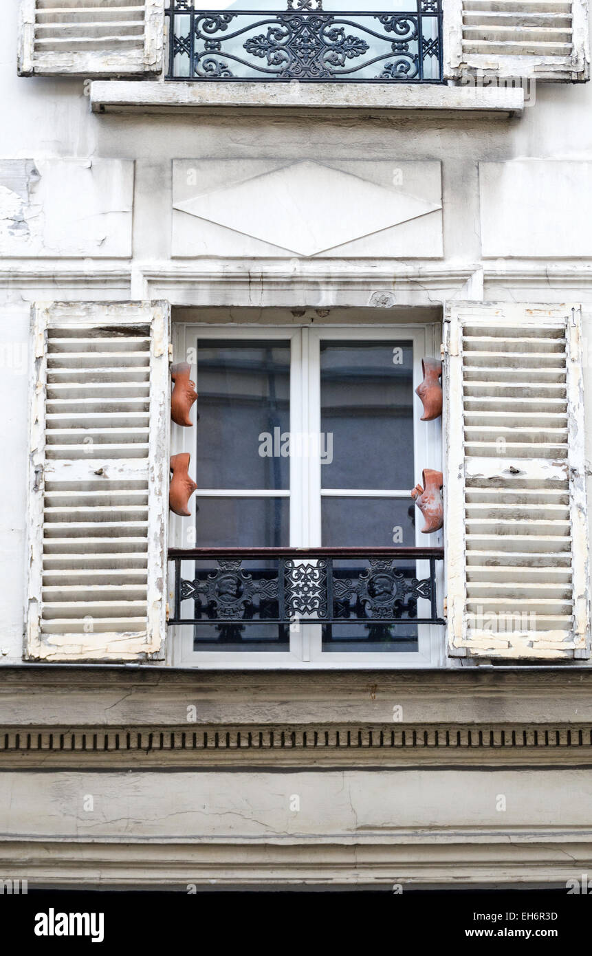 Hölzerne Sabots schmücken ein Fenster im Marais Viertel von Paris. Stockfoto
